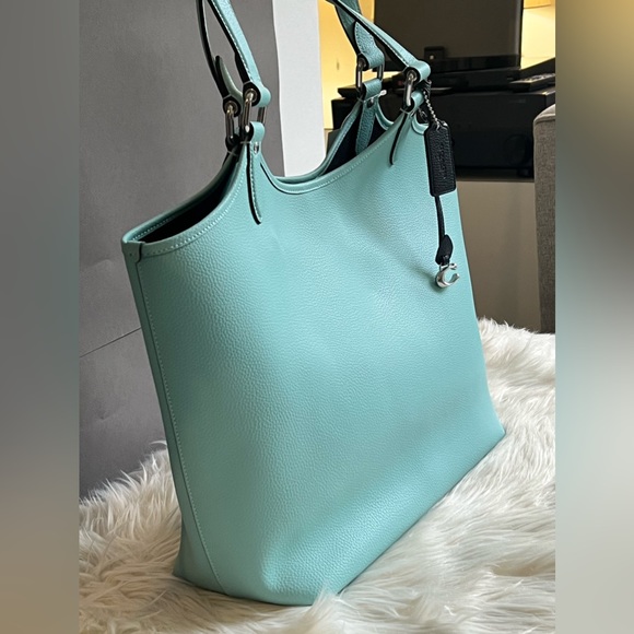 C6337 - Coach Day Tote - Picture 2 of 14